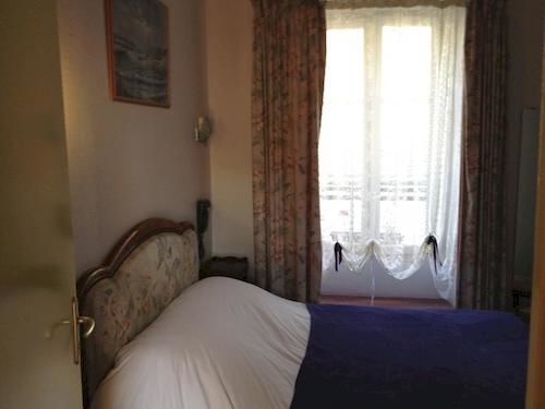 Logis Le Dauphin Hotel Sées